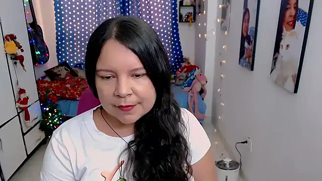 Snapshot of claryssa_ chatting on December 16, 8:14 pm claryssa online show from December 16, 8:14 pm