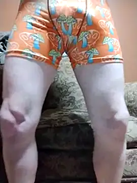 Snapshot of Hugebwc102 chatting on December 15, 5:01 am Hugebwc102 online show from December 15, 5:01 am