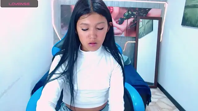 Snapshot of emily_rosse04 chatting on February 8, 11:44 am emily rosse04 online show from February 8, 11:44 am