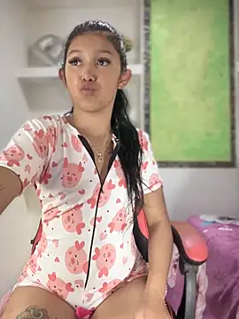 Snapshot of emily_rosse04 chatting on February 23, 1:32 pm emily rosse04 online show from February 23, 1:32 pm