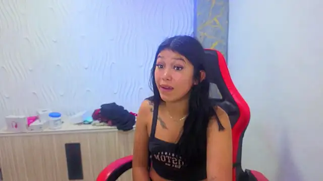 Snapshot of emily_rosse04 chatting on November 11, 1:33 pm emily rosse04 online show from November 11, 1:33 pm