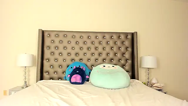 NadiaLyla online show from April 4, 1:26 am