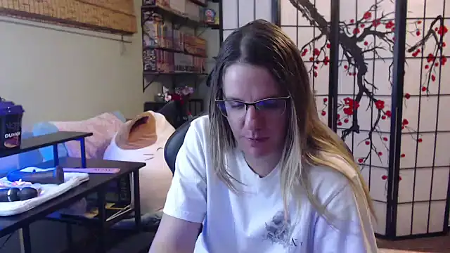 Snapshot of Sarahtineke chatting on February 3, 4:32 am Sarahtineke online show from February 3, 4:32 am