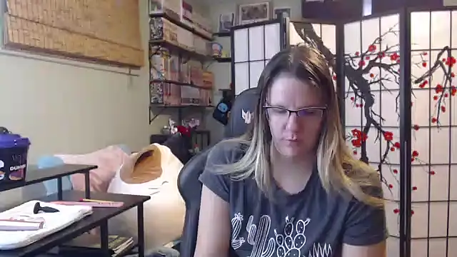 Snapshot of Sarahtineke chatting on February 6, 6:11 pm Sarahtineke online show from February 6, 6:11 pm