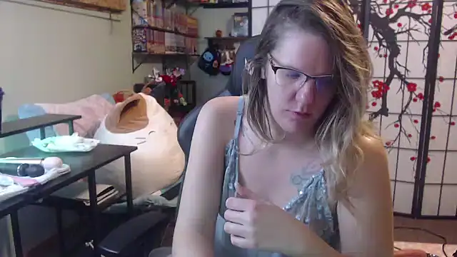 Snapshot of Sarahtineke chatting on February 26, 1:21 pm Sarahtineke online show from February 26, 1:21 pm