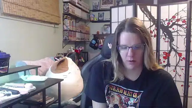 Snapshot of Sarahtineke chatting on March 2, 2:24 pm Sarahtineke online show from March 2, 2:24 pm