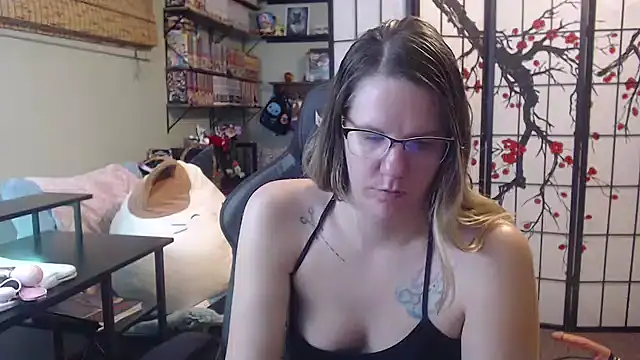 Snapshot of Sarahtineke chatting on March 5, 3:41 pm Sarahtineke online show from March 5, 3:41 pm