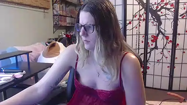 Snapshot of Sarahtineke chatting on March 15, 12:49 am Sarahtineke online show from March 15, 12:49 am