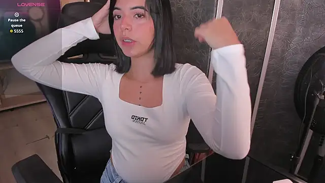 Snapshot of NicolRoss_ chatting on October 22, 12:05 pm NicolRoss online show from October 22, 12:05 pm