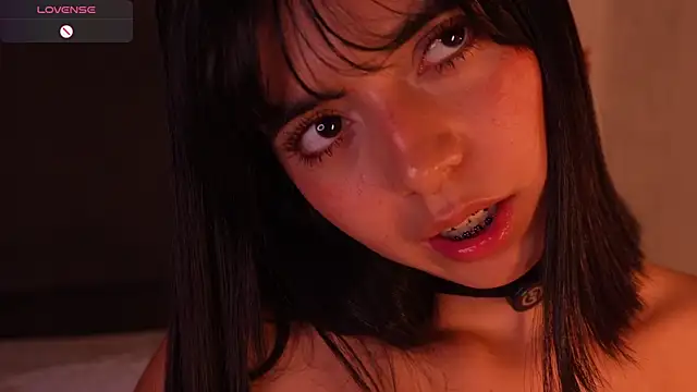 Snapshot of NicolRoss_ chatting on November 21, 8:13 am NicolRoss online show from November 21, 8:13 am