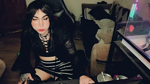 Snapshot of evelyntvsexy chatting on July 9, 12:53 pm evelyntvsexy online show from July 9, 12:53 pm