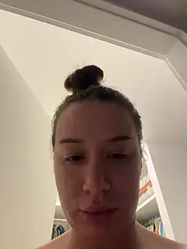 deliaroyal online show from November 15, 3:30 pm