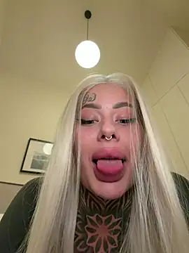 Snapshot of bambixboo chatting on May 4, 10:39 pm bambixboo online show from May 4, 10:39 pm
