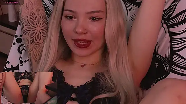 Snapshot of SandraBoyl chatting on April 27, 2:42 am SandraBoyl online show from April 27, 2:42 am