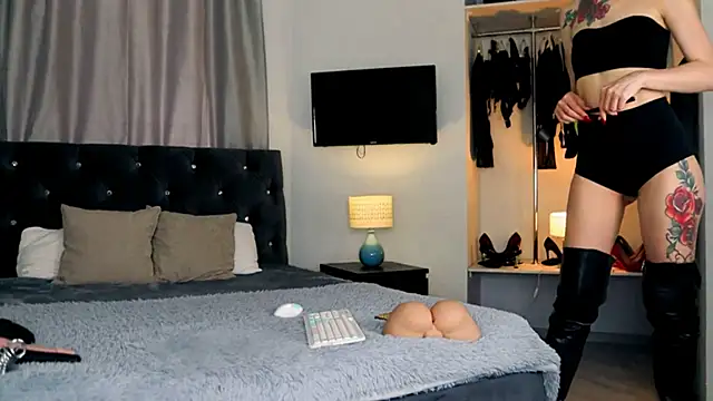 InvitingTina online show from April 18, 5:22 am