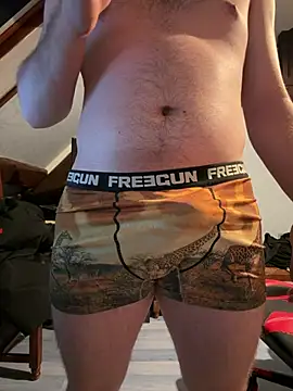 Snapshot of youlo71 chatting on February 19, 12:28 am youlo71 online show from February 19, 12:28 am