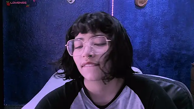 Snapshot of NinaYellow chatting on December 28, 2:53 pm NinaYellow online show from December 28, 2:53 pm