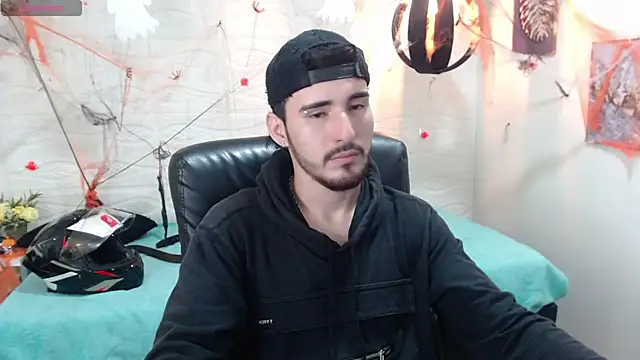 Snapshot of DmitriSanders chatting on December 4, 12:08 am DmitriSanders online show from December 4, 12:08 am