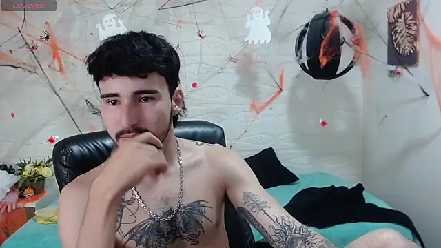 Snapshot of DmitriSanders chatting on December 6, 12:45 am DmitriSanders online show from December 6, 12:45 am