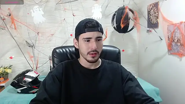 Snapshot of DmitriSanders chatting on December 6, 9:24 pm DmitriSanders online show from December 6, 9:24 pm