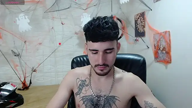 Snapshot of DmitriSanders chatting on December 10, 12:17 am DmitriSanders online show from December 10, 12:17 am