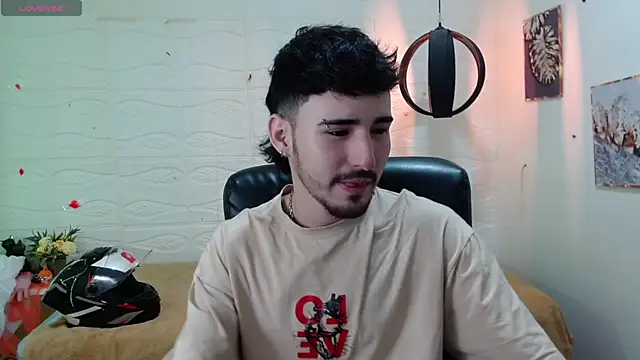 Snapshot of DmitriSanders chatting on December 11, 8:39 pm DmitriSanders online show from December 11, 8:39 pm