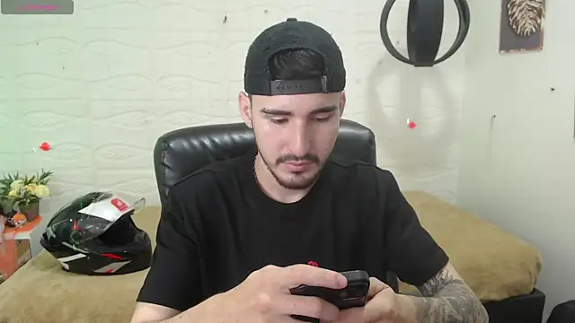 Snapshot of DmitriSanders chatting on December 13, 1:04 am DmitriSanders online show from December 13, 1:04 am