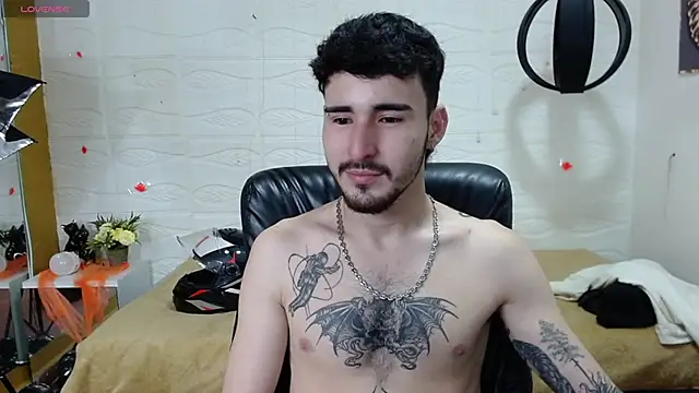 Snapshot of DmitriSanders chatting on December 18, 11:30 pm DmitriSanders online show from December 18, 11:30 pm