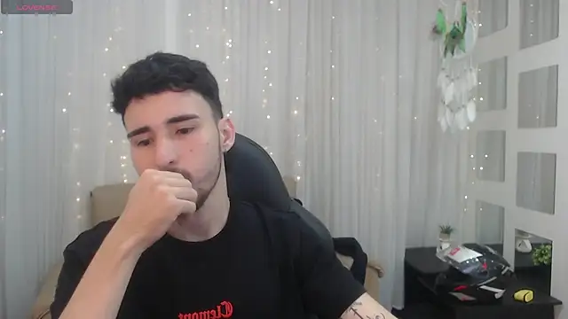 Snapshot of DmitriSanders chatting on December 26, 8:21 pm DmitriSanders online show from December 26, 8:21 pm