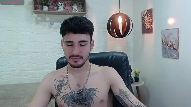 Snapshot of DmitriSanders chatting on January 6, 11:42 pm DmitriSanders online show from January 6, 11:42 pm