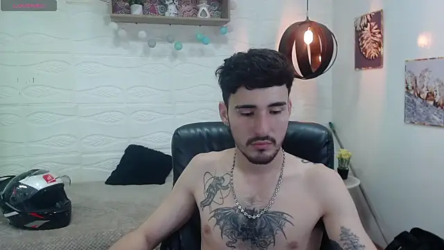 Snapshot of DmitriSanders chatting on January 8, 1:53 am DmitriSanders online show from January 8, 1:53 am