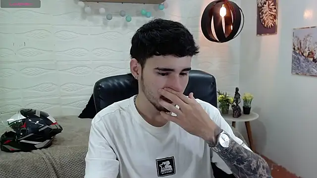 Snapshot of DmitriSanders chatting on January 8, 8:29 pm DmitriSanders online show from January 8, 8:29 pm