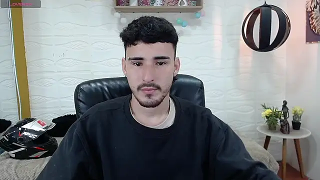 Snapshot of DmitriSanders chatting on February 4, 8:38 pm DmitriSanders online show from February 4, 8:38 pm