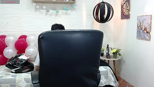 Snapshot of DmitriSanders chatting on February 14, 8:26 pm DmitriSanders online show from February 14, 8:26 pm