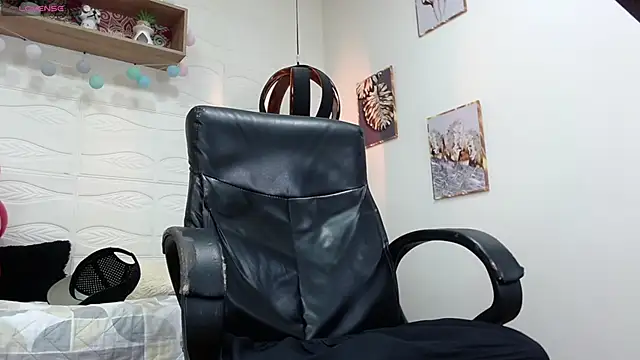 Snapshot of DmitriSanders chatting on February 15, 10:52 pm DmitriSanders online show from February 15, 10:52 pm