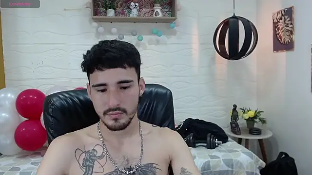 Snapshot of DmitriSanders chatting on February 18, 11:30 pm DmitriSanders online show from February 18, 11:30 pm