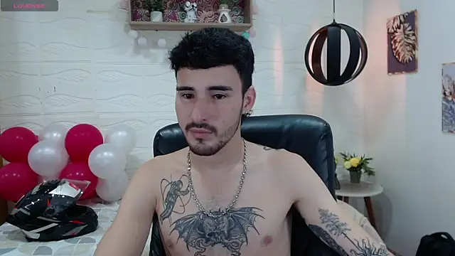 Snapshot of DmitriSanders chatting on February 21, 12:05 am DmitriSanders online show from February 21, 12:05 am