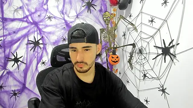 Snapshot of DmitriSanders chatting on September 28, 1:22 am DmitriSanders online show from September 28, 1:22 am