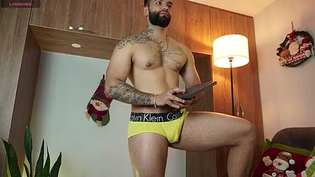 Snapshot of MarkHazze chatting on December 2, 11:11 pm MarkHazze online show from December 2, 11:11 pm