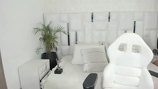 imkrystall online show from November 8, 9:02 pm