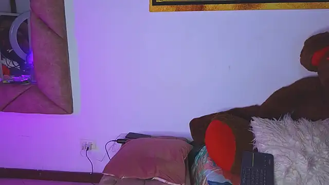 naatashamendozaa online show from April 18, 3:54 am