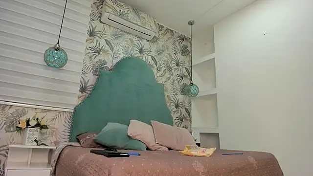 Snapshot of bellaa_becca chatting on February 24, 6:04 pm bellaa becca online show from February 24, 6:04 pm