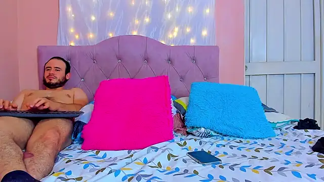 Snapshot of CoupleLatinXXX chatting on February 5, 11:28 pm CoupleLatinXXX online show from February 5, 11:28 pm