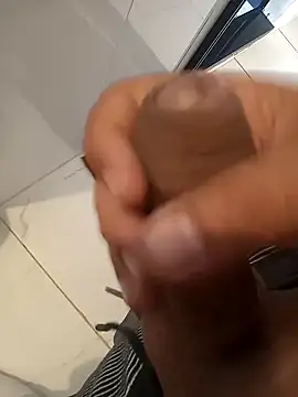 Snapshot of dredre1069 chatting on January 14, 2:00 pm dredre1069 online show from January 14, 2:00 pm