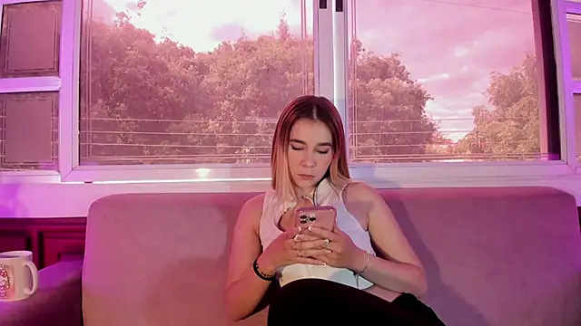 Snapshot of Lezy_ chatting on October 1, 1:50 pm Lezy  online show from October 1, 1:50 pm