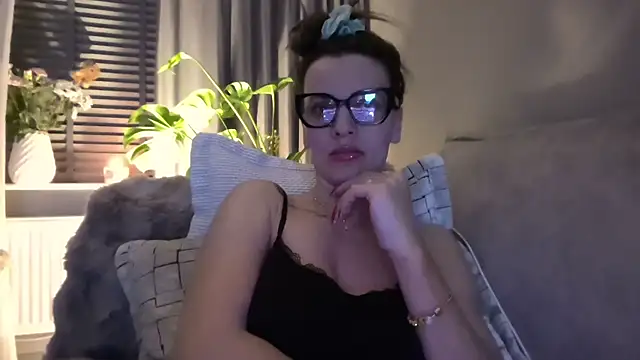 SweetMonicaUK online show from March 21, 9:51 pm