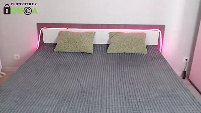 RonnieMilles online show from December 6, 4:06 pm