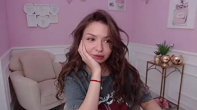 Snapshot of LucySkilar chatting on September 29, 4:17 am LucySkilar online show from September 29, 4:17 am