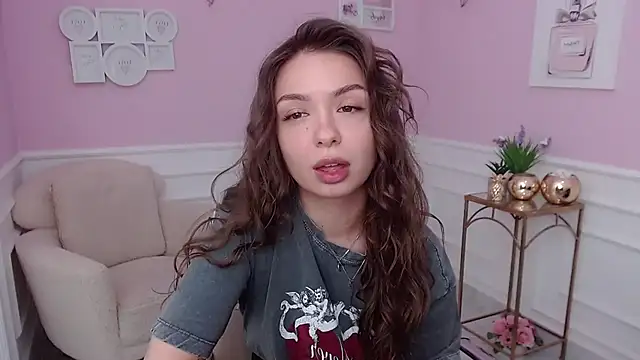 Snapshot of LucySkilar chatting on October 2, 4:30 am LucySkilar online show from October 2, 4:30 am