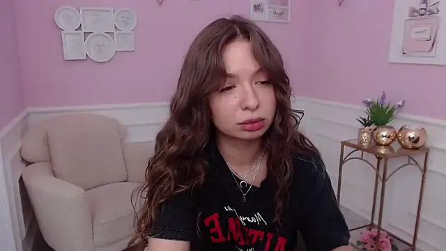 Snapshot of LucySkilar chatting on October 6, 4:43 am LucySkilar online show from October 6, 4:43 am